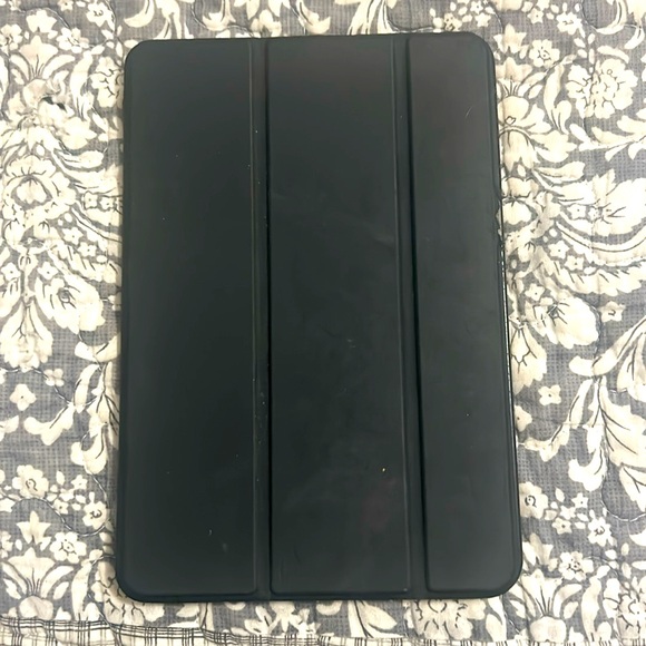 iPad mini 2 generation comes with 2 cases, stylus, and charger. - Picture 5 of 7